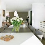 Do stołu oraz krzeseł z BO CONCEPT dobrali proste szafki niemieckiej firmy RATIONAL.