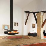 Do surowego, minimalistycznego wnętrza pasuje podwieszany kominek Gyrofocus - sztandarowy model firmy Focus. Zaprojektował go