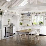 Urządzamy kuchnię: co wybrać wyspę czy stół