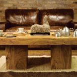 Do wiejskich domów - stolik kawowy zrobiono z akacji indyjskiej. Kosztuje 2150 zł. BELBAZAAR