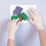 Do wypełnienia wzoru kolorem nadaje się mały waleczek malarski.