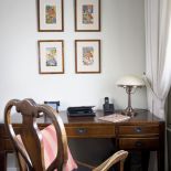 Dobra sztuka, ciut art déco i perełki z antykwariatów. Mieszkanie z klimatem w centrum Warszawy.