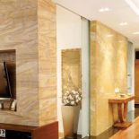 Dobre sąsiedztwo- piaskowiec i złoty trawertyn.