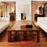 Dobre towarzystwo: betonowe ściany, kominek z piaskowca, podłoga z merbau. Wnęka na drewno przypomina dzieło