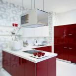 Dobre zestawienie: złamana czerwień i białe dodatki. NOLTE KUCHEN