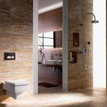 Dobry pomysł na prysznic z półkami na kosmetyki. Aranżacja GEBERIT.