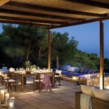 oświetlony taras wieczorem