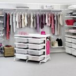 Dobrze posegregowane. W garderobie Decor znalazło się nawet miejsce na wyspę z szufladami. ELFA