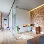 W domu sporo jest przeszkleń.