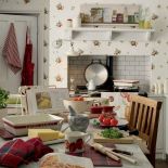 Dodatki do kuchni w tym stylu, m.in. kosze wiklinowe, kolorową ceramikę znajdziemy na stronie www.lauraashley.pl