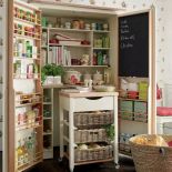 Dodatki do kuchni w tym stylu, m.in. kosze wiklinowe, kolorową ceramikę znajdziemy na stronie www.lauraashley.pl