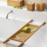 Dodatki? Najlepiej z tropikalnego drewna tekowego, które odporne jest na wilgoć. Półka na wannę - 201 zł, pojemnik na