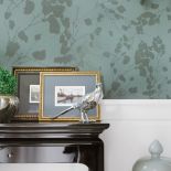 To mieszkanie jest leciutkie, ponadczasowe i eleganckie: klasyczne meble i dodatki, sztukaterie, stonowane