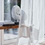 dodatki w stylu hamptons do salonu