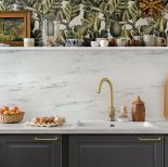 tapeta na ścianie w kuchni