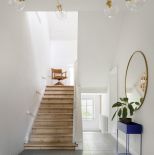 drewniane schody w białym holu