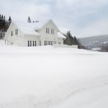 Dom jest biały, świerkowy i urządzony w typowym skandynawskim stylu