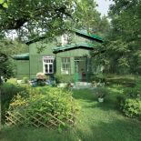 Dom jest cały drewniany w bliżej nieokreślonym stylu.