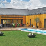 Dom jest nowoczesny, ale idealnie wtopiony w przyrodę.