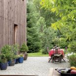 Dom jest nowoczesny, ale zaprojektowany tak, że zieleń wdziera się do salonu.