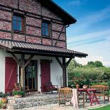 Dom jest nowy, ale zbudowano go w tradycyjnym stylu – cegła i pruski mur.