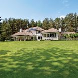 Dom jest otwarty nie tylko na zieleń, ale i na ludzi.