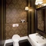 Dom jest przy małej uliczce, za rogiem ciąg restauracyjek i sklepików. Życie toczy się leniwie… A to Warszawa, trzy