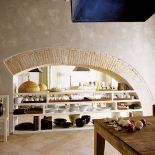 Dom jest stylistyczną jednością. Jeśli meble, to proste. Jeśli kolor to naturalny, lekko przybrudzony. Jeśli