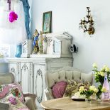 Dom jest trochę jak teatr, wymaga ciagłej zmiany scenografii, Alicja przewiesza obrazy, zmienia narzuty i