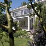 Dom jest zupełnie prosty, ale z prowansalskimi okiennicami, przeszklonym gankiem i wielkim drewnianym, białym tarasem.