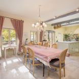 Dom ma teraz 14 sypialni, domek gościnny, hammam, dwa baseny (tzw. infinity pools), jacuzzi na 16 osób, zewnętrzną kuchnię...