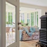 Dom miał być jasny dlatego architekt zrezygnował z ciemnych okien.