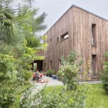 Dom miał pasować do najbliższego sąsiada - do lasu. Dlatego został zrobiony z modrzewia.