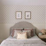 przytulna jasna sypialnia dla dziewczynki