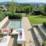 Dom na wzgórzu z widokiem na Kielce. Meble zostały zrobione na zamówienie, kolorowe pufy, poduszki i lampiony są z