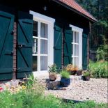 Dom nabrał elegancji po zamontowaniu okiennic. Kto by przypuszczał? A miały tylko chronić przed złodziejami.