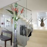 Dom nad brzegiem Morza Karaibskiego, który przypomina willę z Capri. Urządzony w bielach i błękitach. Ma kilka tarasów