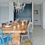 Dom nad jeziorem jest ogromny. Króluje w nim szarość, którą ogrzewają żółte dodatki i drewno z modrzewia syberyjskiego. Są