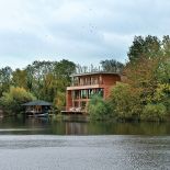 Dom nad jeziorem – szarość ogrzana drewnem