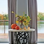 Dom nad jeziorem jest ogromny. Króluje w nim szarość, którą ogrzewają żółte dodatki i drewno z modrzewia syberyjskiego. Są