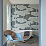 Dom nad jeziorem jest ogromny. Króluje w nim szarość, którą ogrzewają żółte dodatki i drewno z modrzewia syberyjskiego. Są