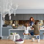 Dom nad jeziorem – szarość ogrzana drewnem