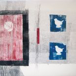 Dom nad jeziorem urządzony w stylu marynistycznym, w bielach i błękitach.