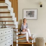 Dom nad jeziorem urządzony w stylu marynistycznym, w bielach i błękitach.