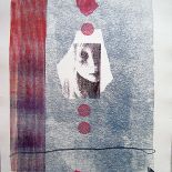 Dom nad jeziorem urządzony w stylu marynistycznym, w bielach i błękitach.