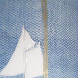 Dom nad jeziorem urządzony w stylu marynistycznym, w bielach i błękitach.