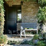 Dom nawiązuje trochę do architektury hiszpańskiej, trochę do poniemieckiej z Dolnego Śląska.