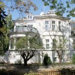 Dom od razu podbił ich serca: wysokie pokoje, absydy z oknami, przez które wpada dużo światła, stary ogród niewidoczny