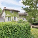 Dom otacza duży ogród z sadzawkami i basenem.