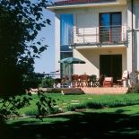 Dom otacza uporządkowany ogród. Nad rzeczką, pośród traw